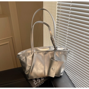 Sac fourre-tout argenté métallisé avec texture plissée et mini pochette assortie