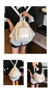 Vue détaillée du sac à dos en cuir verni blanc avec pendentif astronaute et forme unique