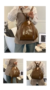 Vues détaillées d'un sac à dos vintage en similicuir marron foncé avec charm lapin