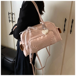 Borsa rosa lucida con fiocco in pizzo bianco e ciondolo a cuore con perla
