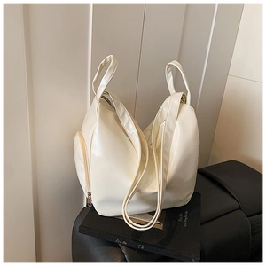 Vue détaillée du grand sac cabas en cuir crème avec fermeture éclair latérale