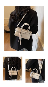 Vista triple del bolso beige con correa ajustable y detalle de colgante decorativo