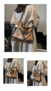 Détails du sac cabas vintage marron avec rivets métalliques et breloque de baseball