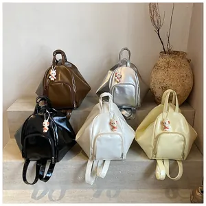 Détails de sacs à dos triangulaires vintage brillants avec charmes de lapin sur escalier