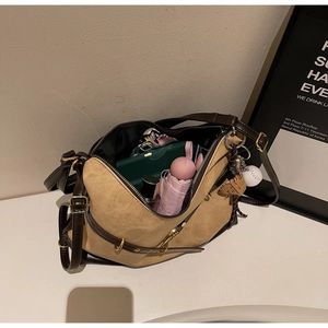 Vue de dessus du sac Boston rétro montrant sa grande capacité avec des objets du quotidien