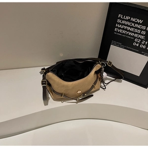 Détail du sac à bandoulière en daim beige avec sangle réglable en cuir marron foncé