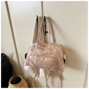 Dettaglio zaino in pelle PU rosa chiaro con bordo in pizzo e tasca frontale zip