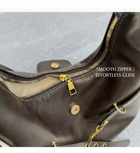 Détail de la fermeture éclair dorée et du fermoir magnétique sur sac fourre-tout en cuir