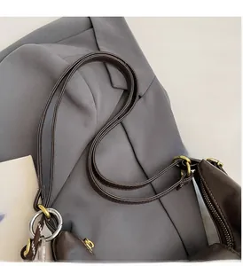 Détail du cabas en cuir marron foncé avec anneaux dorés vintage et bandoulières