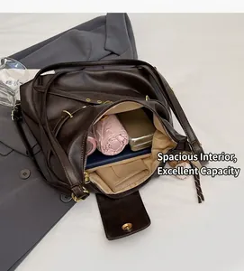 Vue détaillée de l'intérieur spacieux avec plusieurs poches d'un grand sac cabas marron