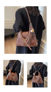 Vues détaillées du sac cabas en cuir marron montrant les styles bandoulière et sac à dos