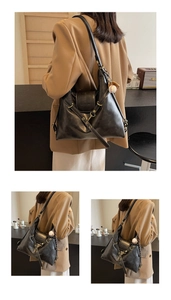 Collage d'un sac cabas vintage noir avec détails dorés et pendentif de baseball