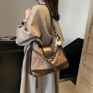 Sac fourre-tout rétro bicolore marron et kaki avec un pendentif de baseball décoratif