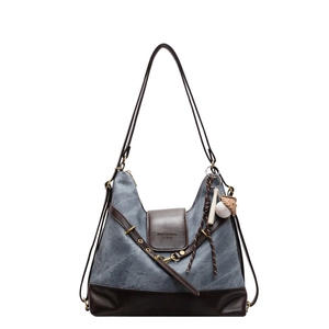 Sac fourre-tout rétro en toile et cuir avec pendentif baseball sur fond blanc