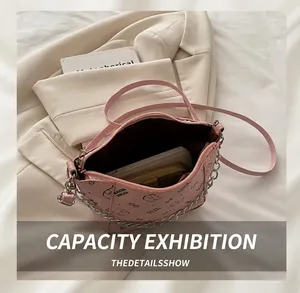 Sac à bandoulière rose montrant l'intérieur spacieux pour téléphone et portefeuille