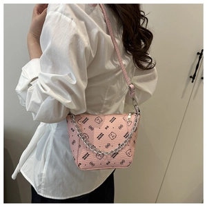Petit sac rose avec imprimé ours mignon et chaîne décorative en métal argenté