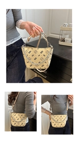 Détail du sac bandoulière en cuir beige avec motif ours et chaîne en métal argenté