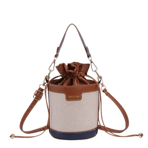 Sac seau en toile tendance avec patchwork de cuir et fermeture à cordon en beige