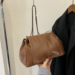 Borsa tote marrone lucida con tracolla a catena dorata e logo Fashion Bags inciso