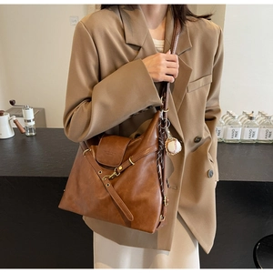 Sac hobo marron rétro en PU avec œillets métalliques et pendentif baseball porté