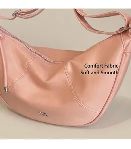 Detail der rosa Hobo-Bag aus weichem Kunstleder mit silbernem Markenlogo-Akzent