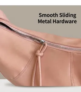 Detail einer rosafarbenen weichen Ledertasche mit hochwertigem silbernem Metallreißverschluss