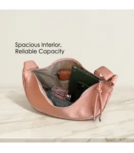 Großer Innenraum der hellrosa Tasche mit viel Platz und Innentasche mit Reißverschluss
