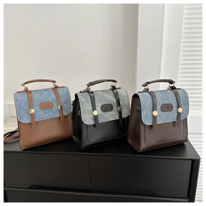 Drei Vintage-Schultaschen aus Kunstleder und Denim-Patchwork in ordentlicher Anordnung
