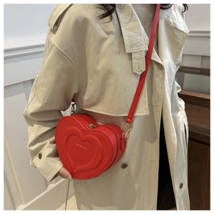 Détail du sac rouge en forme de cœur avec fermeture éclair dorée et texte Fashion & Bag