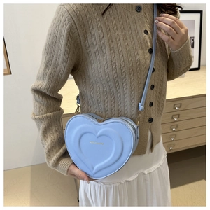 Sac bandoulière vintage bleu clair en forme de cœur, cuir PU texturé et détails dorés