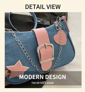 Dettaglio della borsa a spalla in denim con toppe a stella rosa e catena in metallo