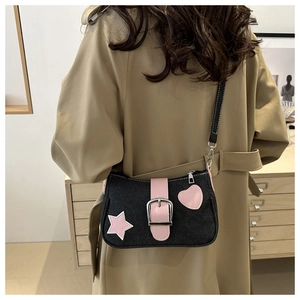 Borsa a spalla in denim nero e rosa con motivo a stella e fibbia in metallo da donna