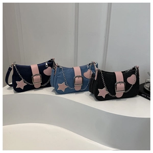 Tre borse a spalla in denim alla moda con stelle rosa e catene metalliche argentate