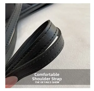 Détail de la bandoulière de sac en nylon noir avec coutures renforcées et texture cuir