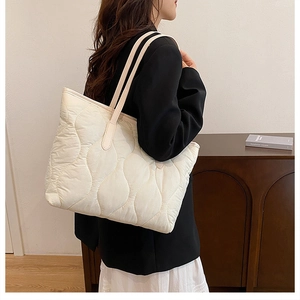 Grand sac cabas matelassé blanc crème avec coutures ondulées pour un usage quotidien léger