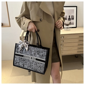 Détails du sac fourre-tout à fleurs noir et blanc avec ruban et texte Fashion Bag