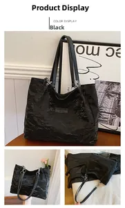 Détail du sac cabas en cuir froissé brillant avec anneaux métalliques et étiquette