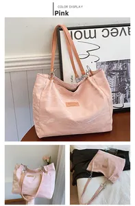 Détail du sac cabas rose montrant la texture nuage unique et les bretelles à chaîne en métal