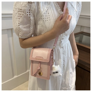 Piccola borsa a tracolla rosa in pelle PU con ciondolo peluche e grana litchi fine