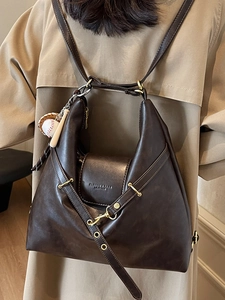 Grand sac cabas en cuir mat marron foncé avec pendentifs baseball et sangle réglable