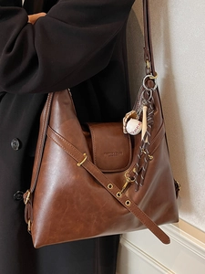 Grand sac cabas en cuir marron avec pendentif baseball et bandoulière réglable