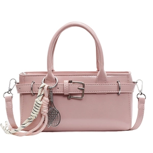 Bolso de mano rosa minimalista con colgante de raqueta de tenis y detalle de cuerda trenzada