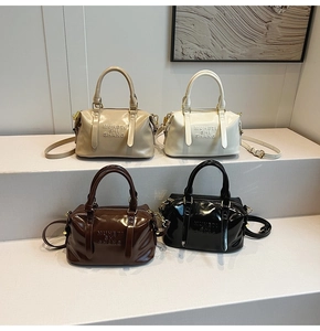 Borse Boston lucide in beige, bianco, marrone e nero con logo in rilievo per ogni colore