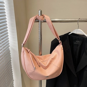 Rosafarbene Hobo-Tasche aus weichem Leder mit Logo und Kordelzug in Halbmondform