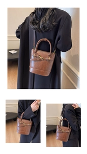 Détails du sac seau marron rétro avec boucle en métal et texture cuir fin
