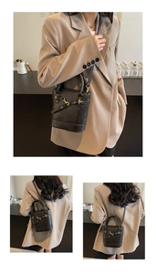 Détails du sac seau en cuir noir avec boucles dorées et lanières croisées