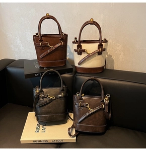 Collection de sacs seaux vintage en café, noir et beige avec boucles métalliques décoratives