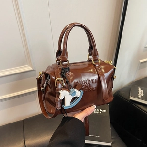 Borsa a Mano Boston da Donna in Pelle PU Lucida con Ciondolo a Cavallo Lettere a Rilievo Borsa a Tracolla Casual per Donna
