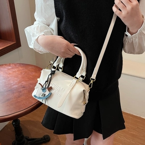 Borsa a mano Boston bianca in pelle opaca con scritte a rilievo e ciondolo a cavallo