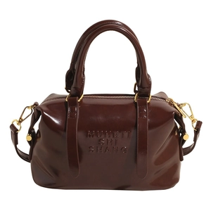 Borsa a mano Boston marrone lucida con manici e finiture dorate su sfondo bianco